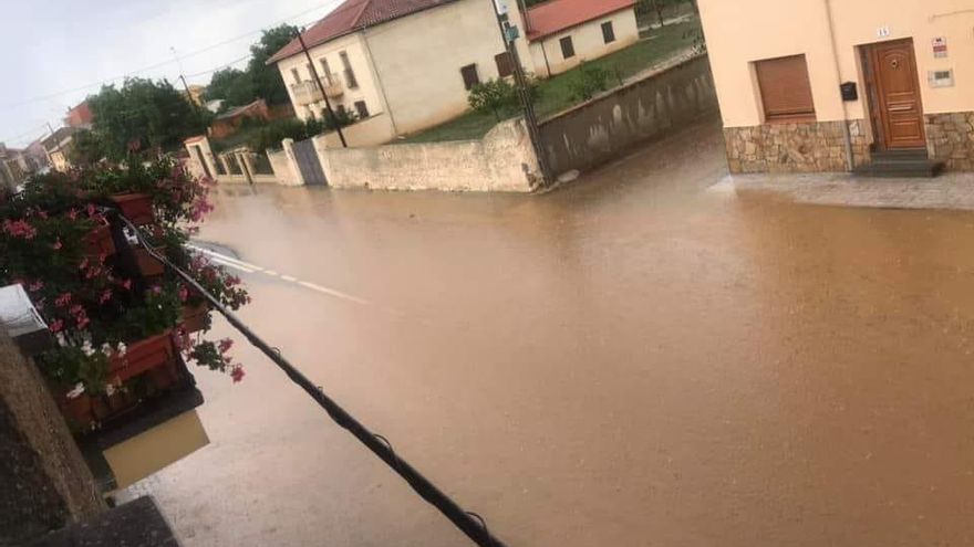 Parte de la travesía de Santa Marta de Tera completamente anegada durante la tormenta.