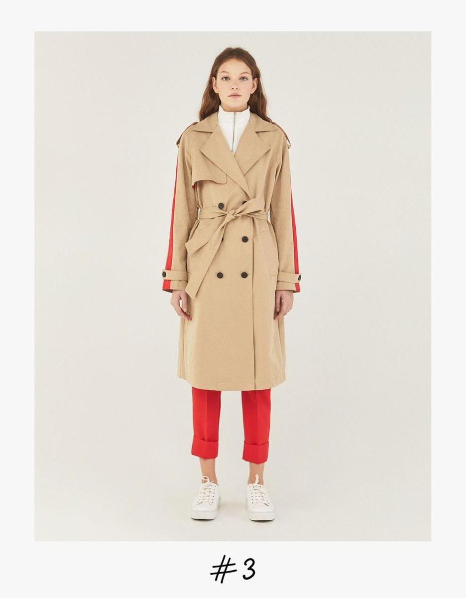 Trench con manga roja de Bershka. Precio: 49.99 euros