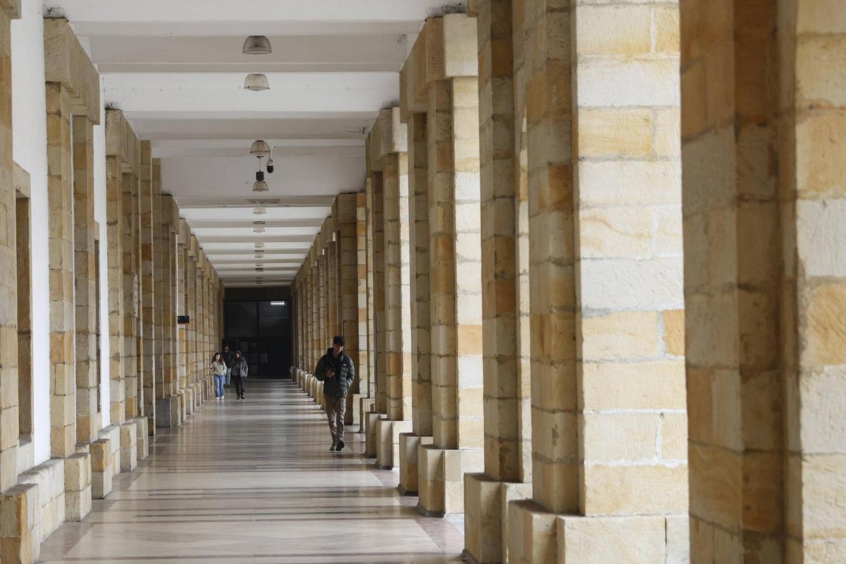 Alumnos en los soportales de la zona universitaria en la Laboral.
