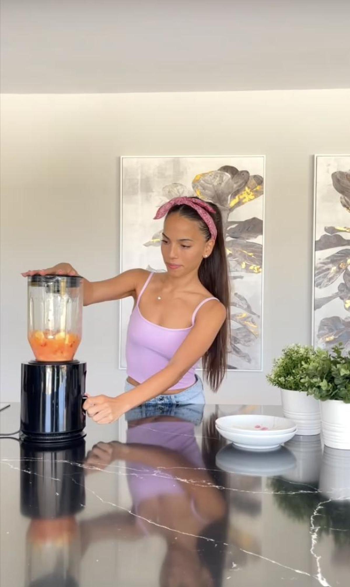 Julia Nakamatsu muestra la cocina de su casa