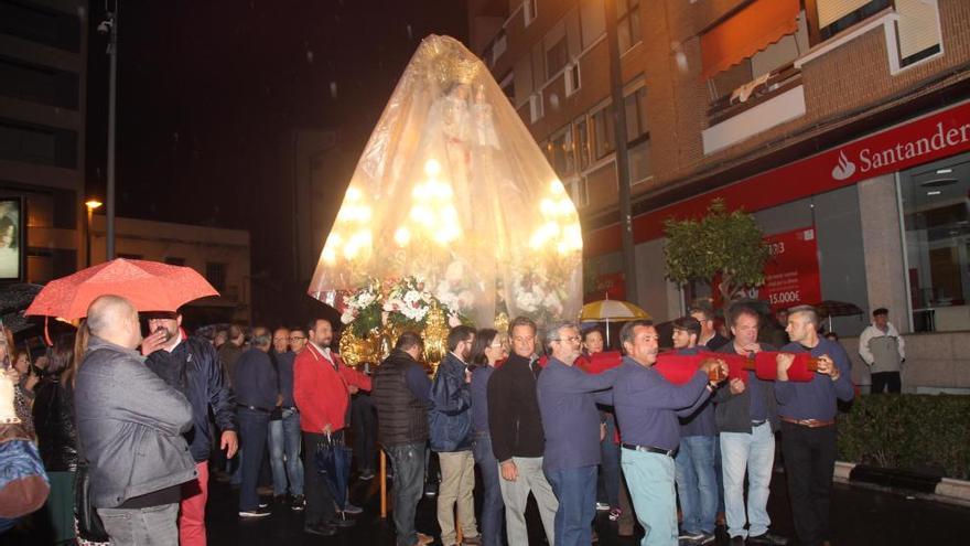 La Virgen cubierta con un plástico, en el traslado del sábado por la noche