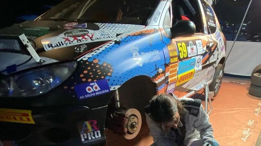 Una de las integrantes del equipo femenino Melmac RallyFactory, durante una prueba