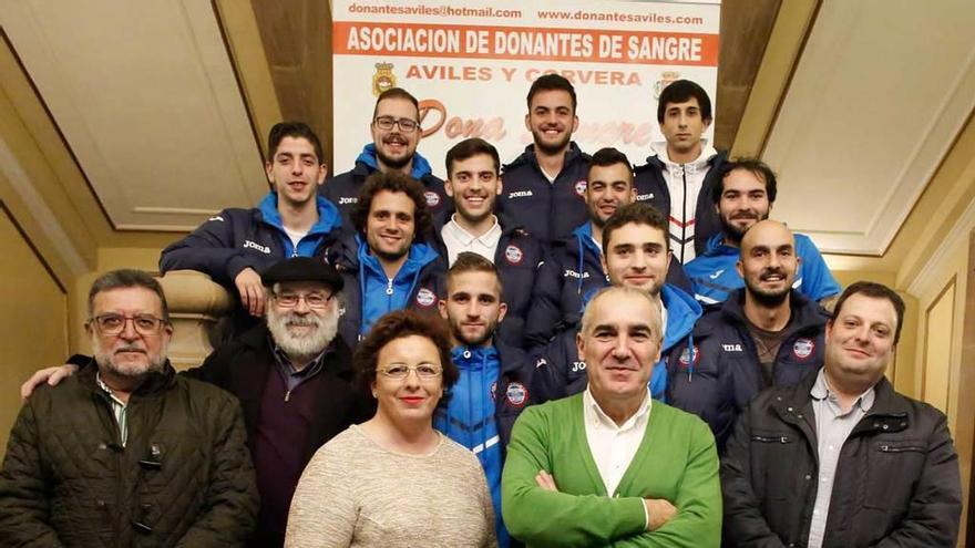 Varios jugadores y directivos del Avilés Stadium donan sangre