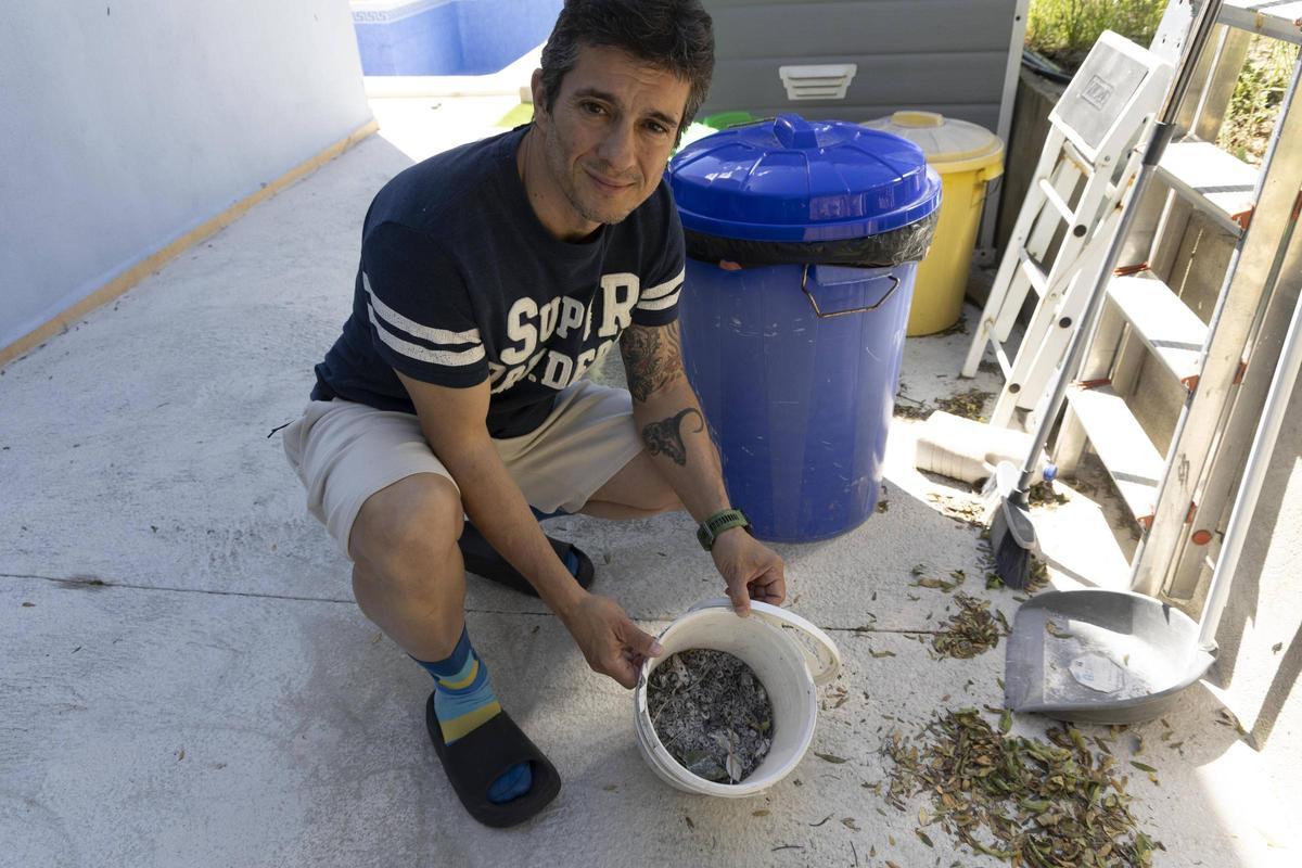 Olivier Martínez muestra un cubo lleno de milpiés que ha recogido estos días.