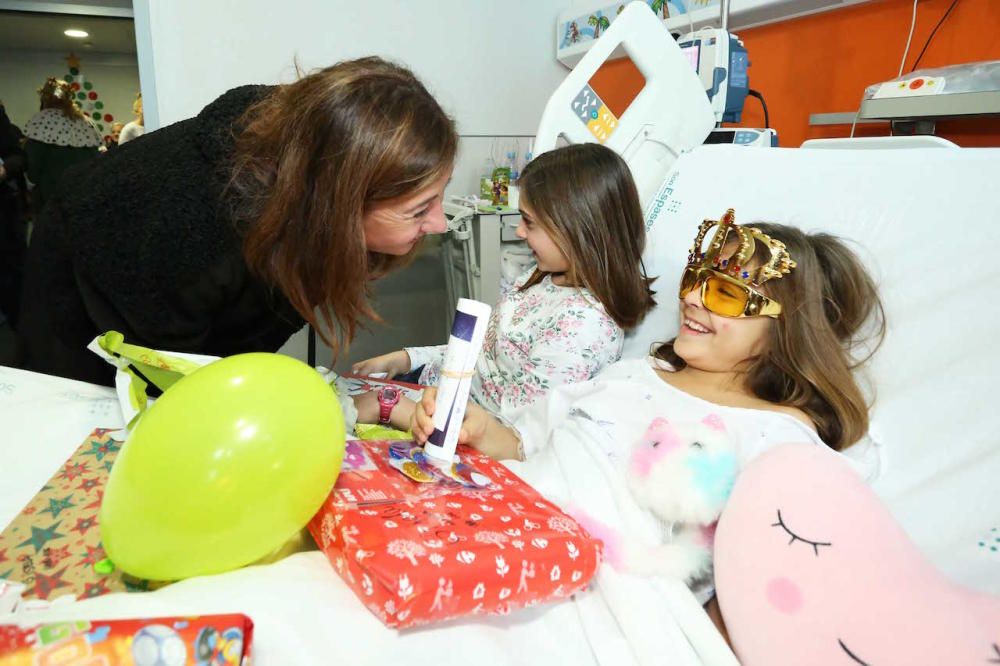 Los Reyes Magos visitan a los niños ingresados en el hospital de Son Espases