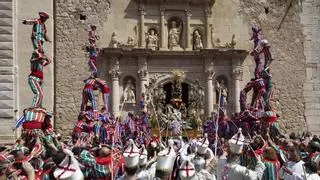 Algemesí exhibe la fuerza de sus tradiciones con el termómetro a 40 º C