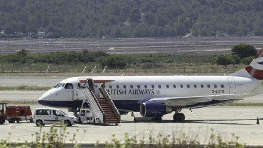 Un avión de British Airways en la plataforma del aeropuerto este mes de junio .