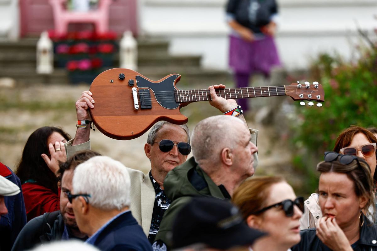 Fans de la cantante irlandesa Sinead OConnor dan su último adiós en las afueras de su antigua casa