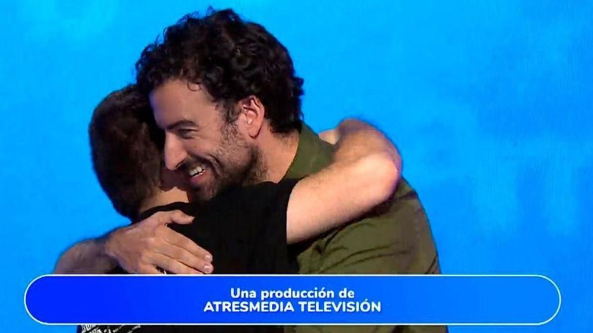 Orestes y Rafa se abrazan al final de uno de los programas.