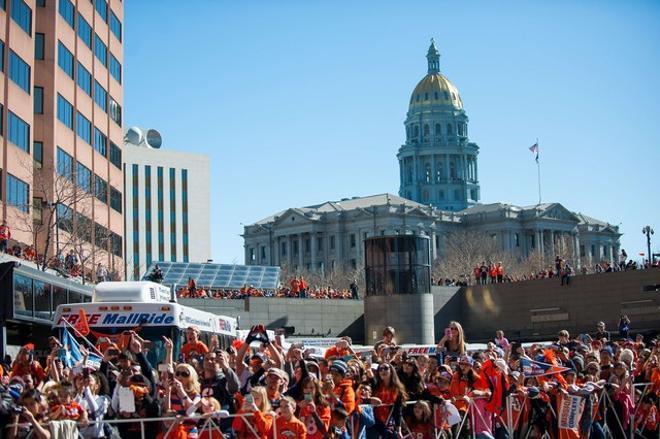 El espectacular recibimiento a los Broncos en Denver