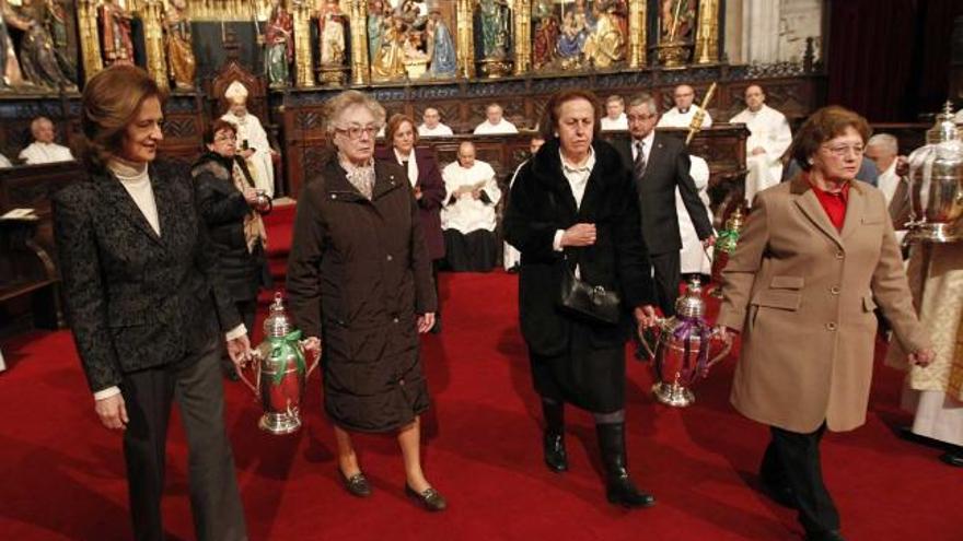 Varias mujeres, ayer, portando las ánforas de los óleos durante la Misa Crismal celebrada en la catedral de Oviedo.