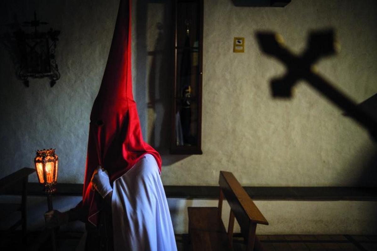 Capirote para el pecado, traje para el lunes