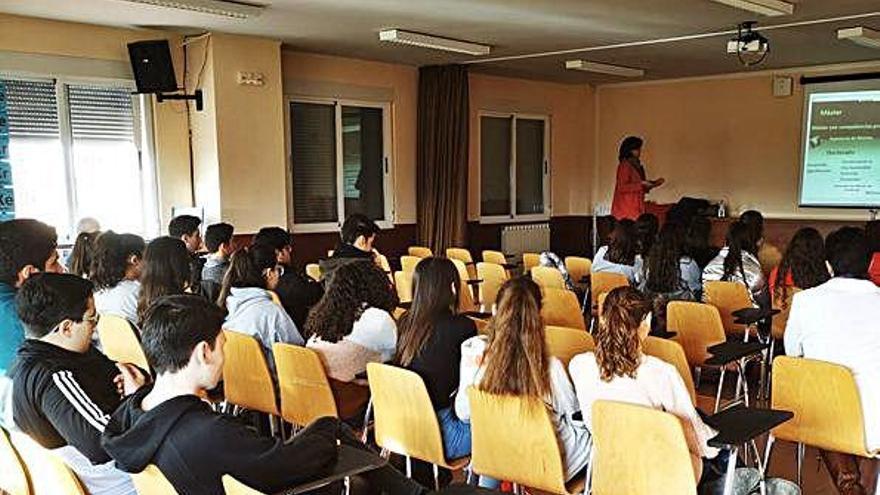 Los alumnos de Bachillerato asisten a la charla de la doctora Almudena González-Ramos.