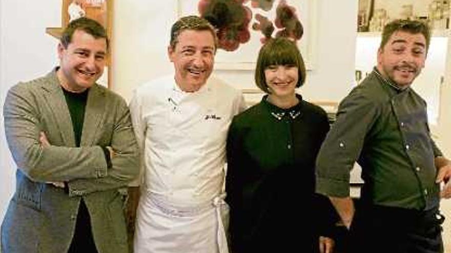 Una somrient Laia Calzada posa enmig dels tres germans responsables d&#039;El Celler de Can Roca.