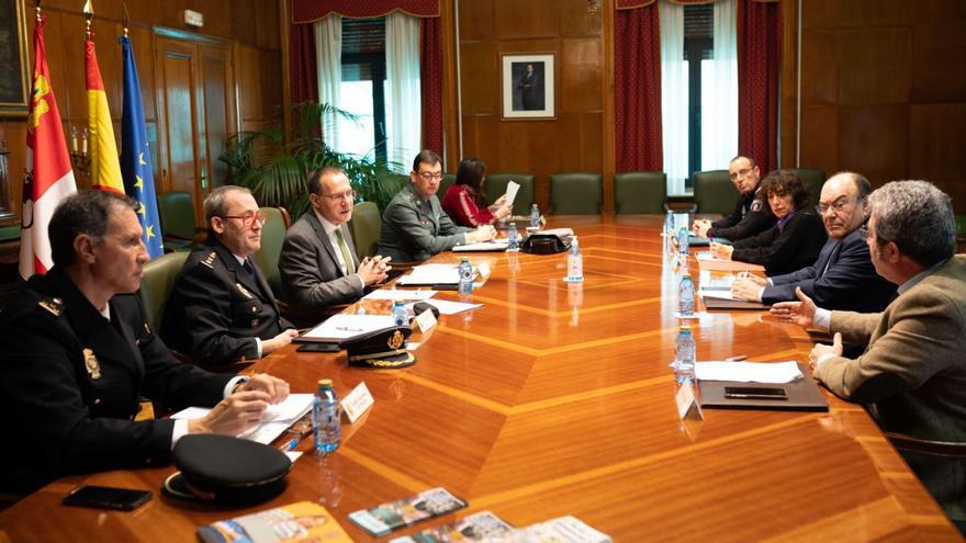 Representantes institucionales reunidos en la Subdelegación del Gobierno con los responsables de la Policía Nacional y Municipal, la Guardia Civil, CEOE y Cámara de Comercio. | Emilio Fraile