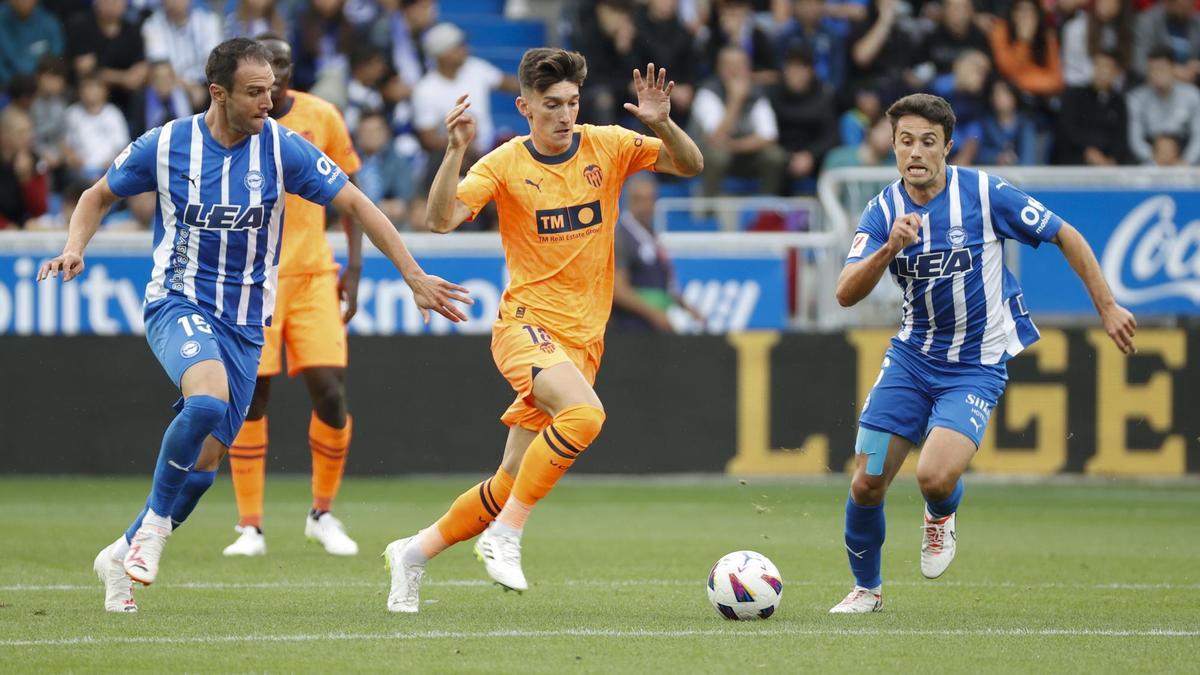 Duelo en Vitoria en el partido de ida entre Alavés y Valencia