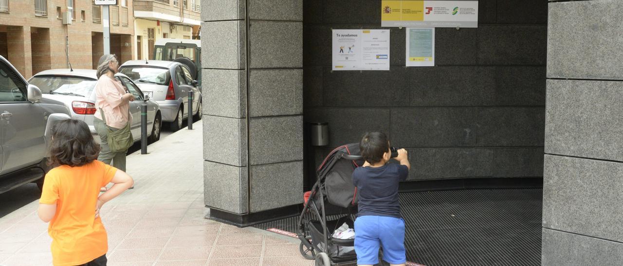 Imagen de archivo de la puerta de acceso  a la oficina del Instituto Nacional de la Seguridad Social en la avenida del Mar de Castelló.