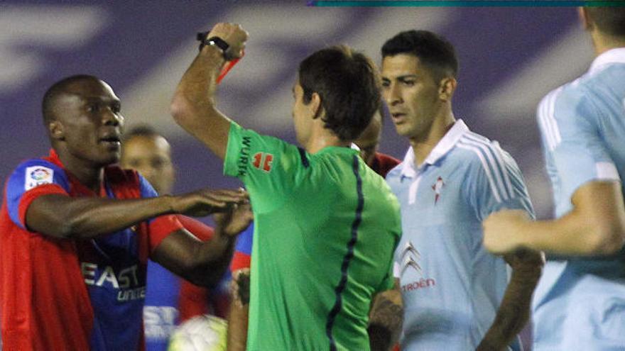 El vasco, en el momento de la roja a Simao ante el Celta.