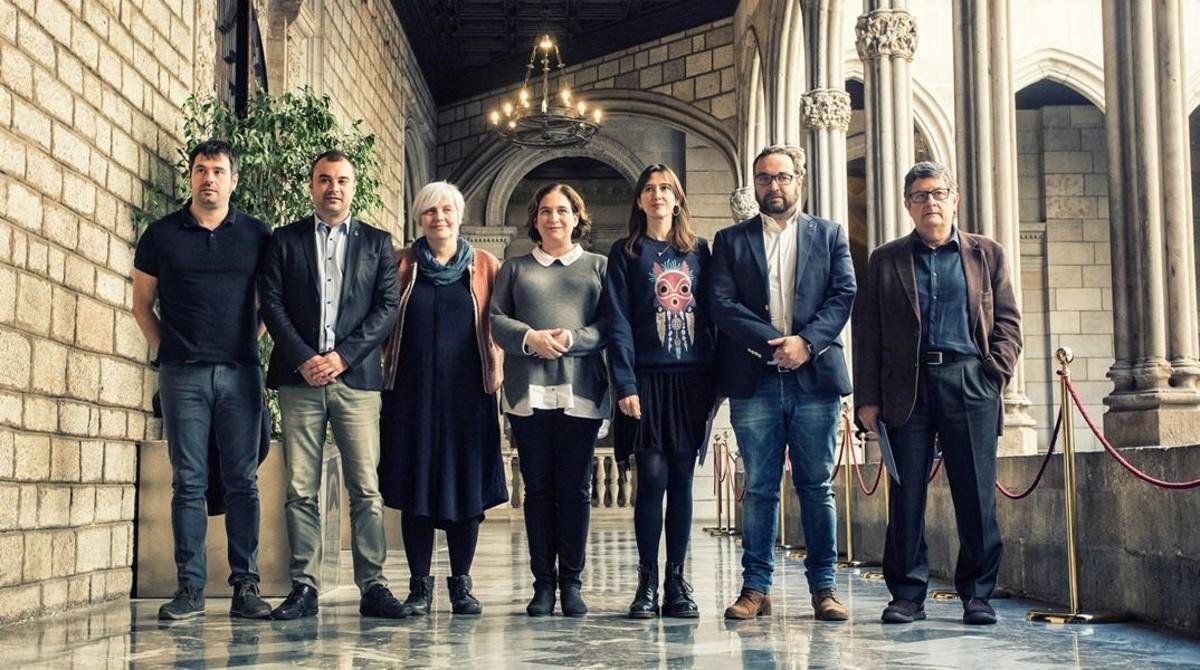 Colau i la resta d’alcaldes que s’han sumat a la nova xarxa de municipis. Colau i la resta d’alcaldes que s’han sumat a la nova xarxa de municipis.