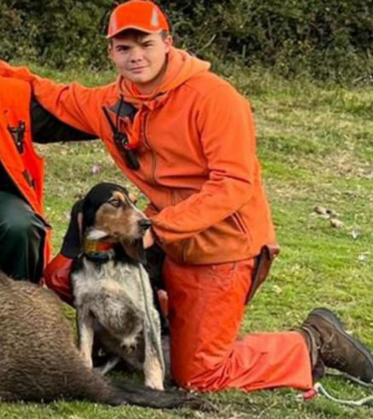 Nicolás Pérez, con uno de sus perros en una batida.