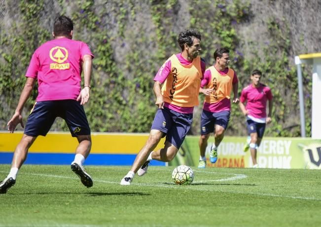 Entrenamiento de la UD Las Palmas en Barranco ...