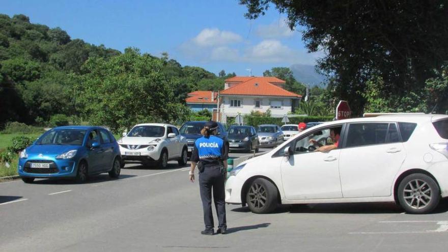 Una agente regulando el tráfico a la entrada de Niembru.