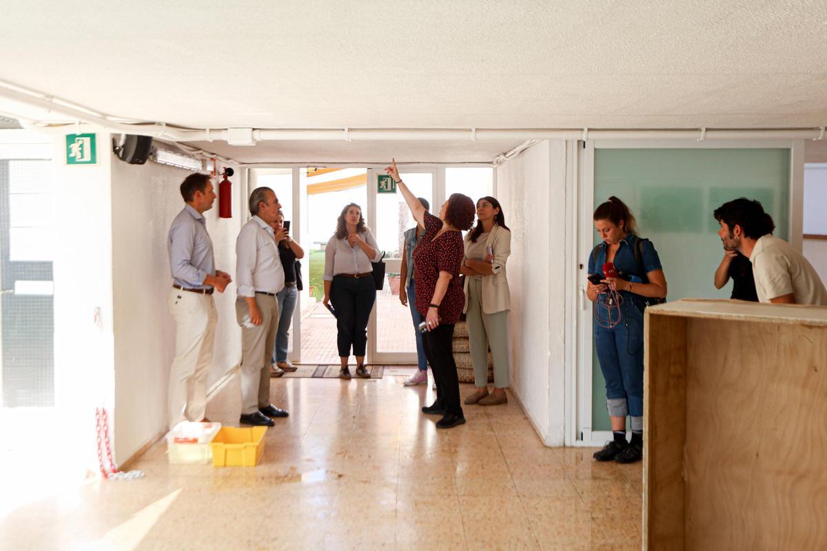 Una docente del CEIP Can Misses muestra a Antoni Vera una zona afectada por filtraciones de agua.