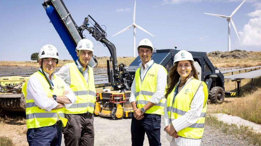 Por la izquierda, Francisco Galván, Ceferino Viescas, Nuno Pinto y Ana Paula Marques, todos de EDP, junto a la maquinaria autónoma, en el parque de renovables Cruz de Hierro, en Ávila. |
