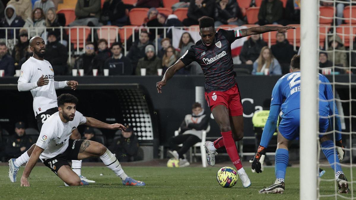 El Athletic remonta a un Valencia que cae al descenso.