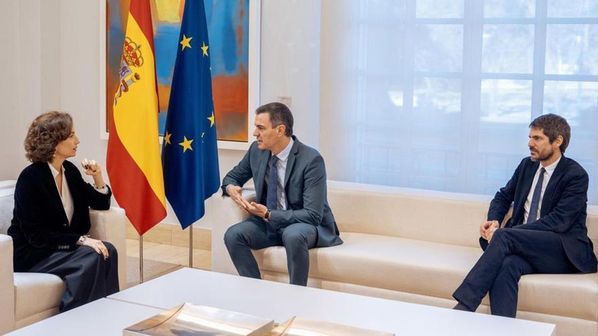 La directora general de la Unesco, Audrey Azoulay; el presidente del Gobierno, Pedro Sánchez, y el ministro de Cultura, Ernest Urtasun.