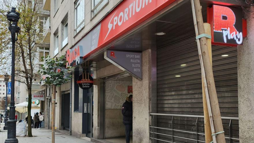 Vista exterior del salón de apuestas situado en el barrio de Torrecedeira. |   // JOSÉ LORES