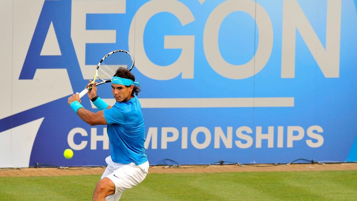 El tenista español Rafael Nadal devuelve la bola al australiano Matthew Ebden durante su partido del torneo Queen's 2011