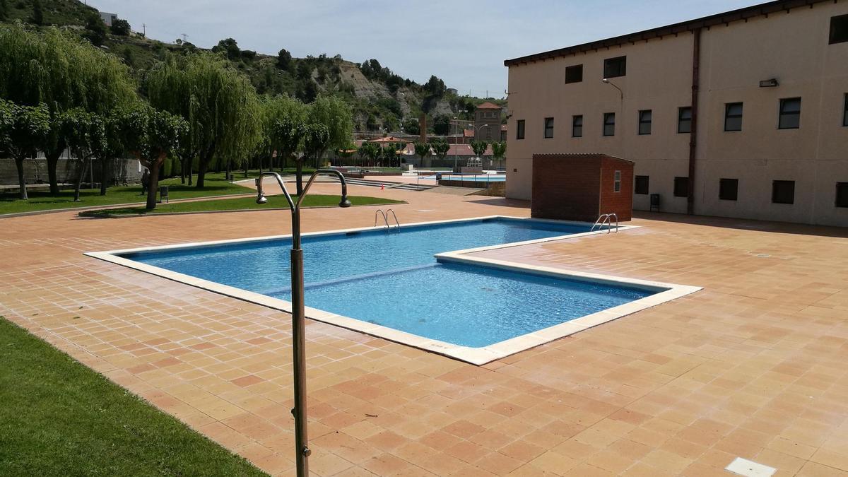 Una imatge de la piscina exterior de Sant Vicenç