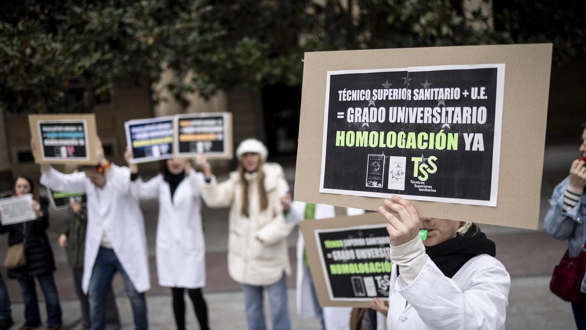 Un grupo de técnicos superiores sanitarios manifestándose frente a la Diputación Provincial de Zaragoza, en marzo.