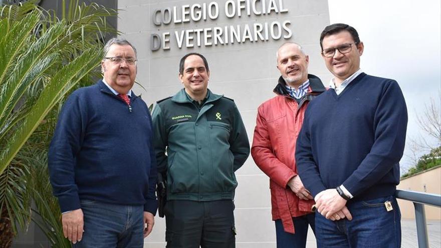 Los veterinarios reciben la visita del jefe del Seprona