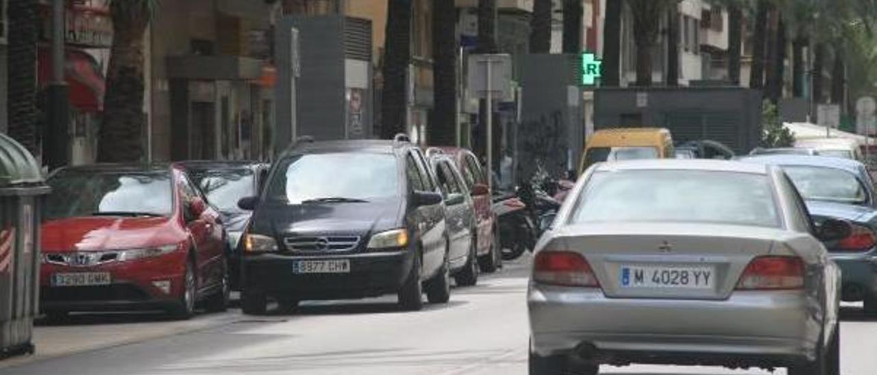 Un coche aparcado en doble fila en la avenida República Argentina, que presenta mayor déficit.