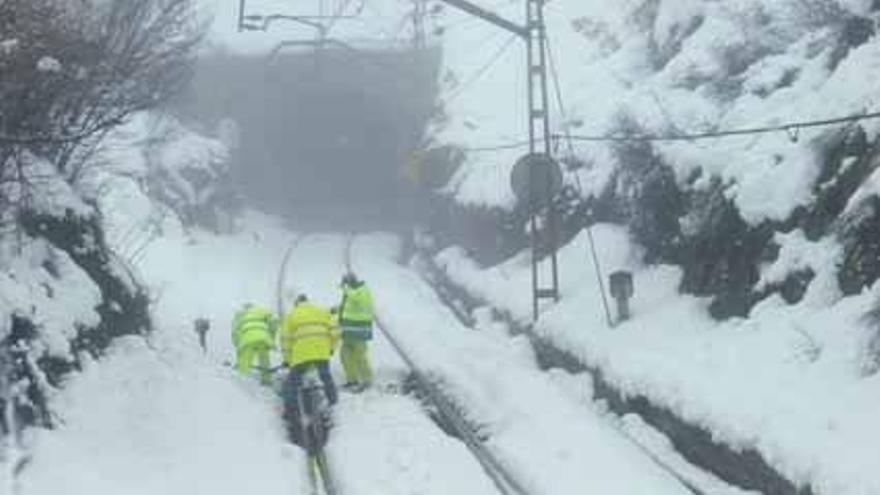 Trabajos para intentar liberar la vía ferroviaria de nieve.