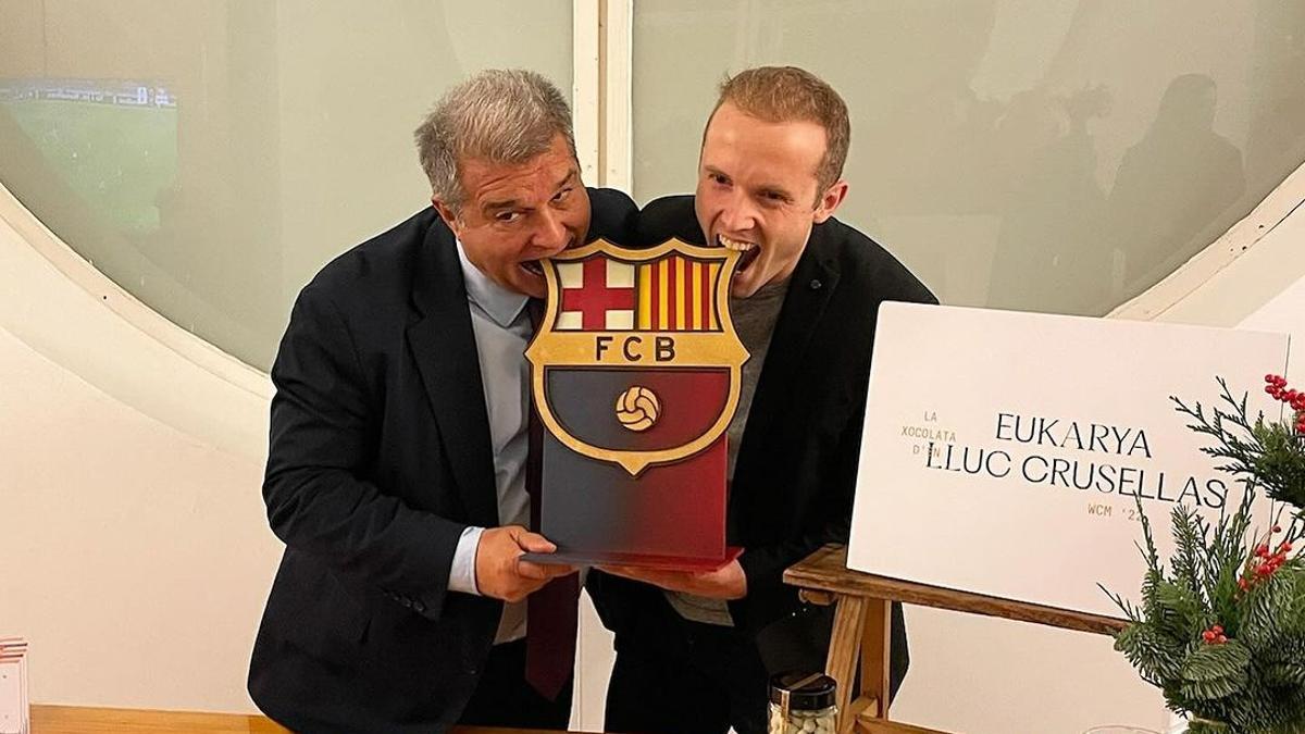 ¡Laporta no se corta! Las nuevas imágenes del presidente del Barça comiendo chocolate