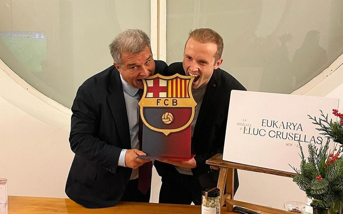 ¡Laporta no se corta! Las nuevas imágenes del presidente del Barça comiendo chocolate
