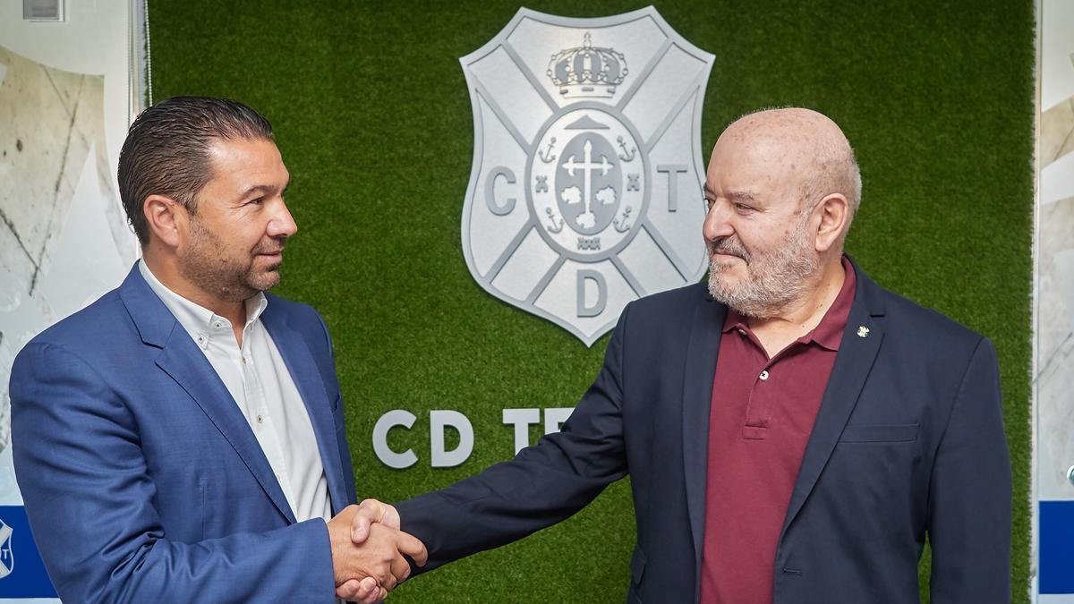 Cordero estrecha la mano de Miguel Concepción, que dejó este mes la presidencia del Tenerife.