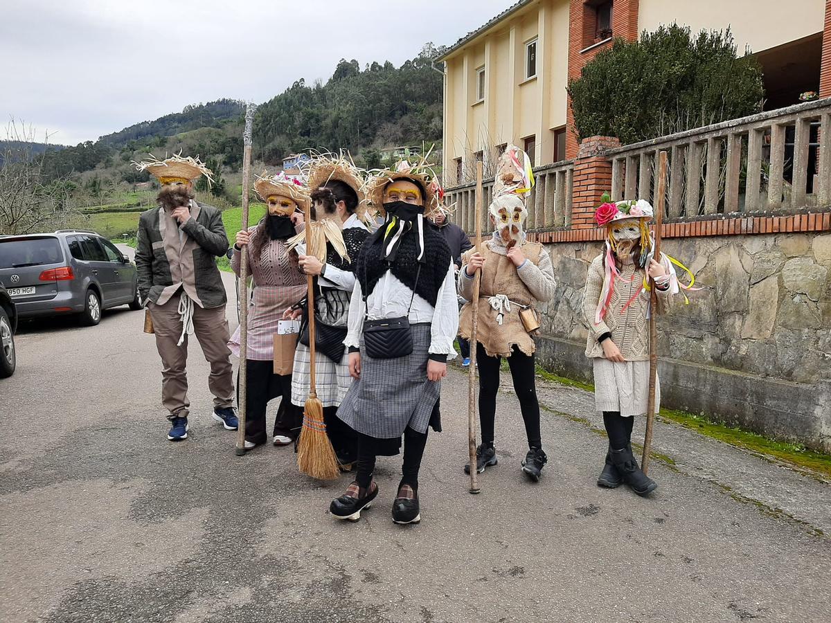 Los Mazacaraos invaden Rozaes para recuperar una tradición que goza de buena salud: el Domingo´l Gordu de la parroquia, en imágenes