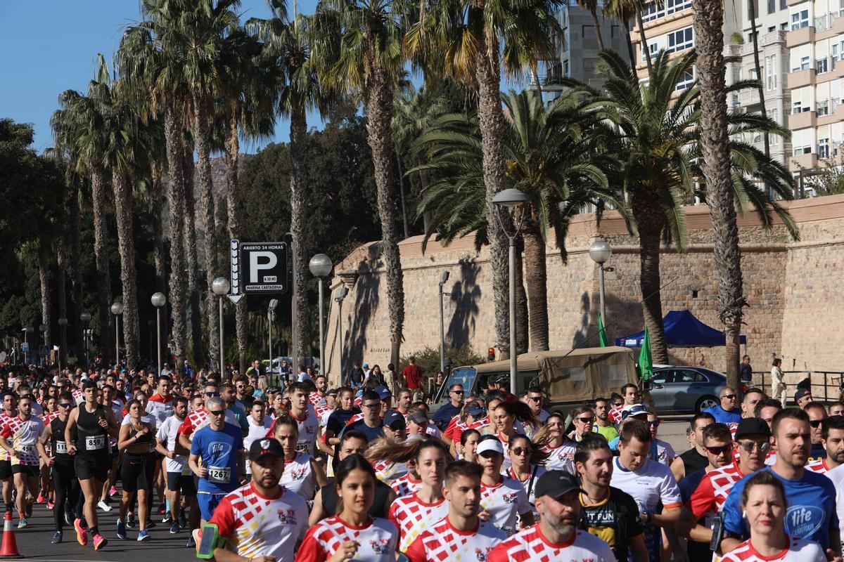 Los corredores,  en los primeros metos del Cross de la Artillería