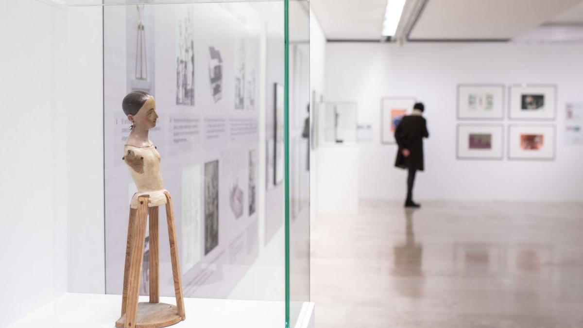 Un visitante observa los trabajos en la sala de exposiciones del Museo Etnográfico. | Emilio Fraile