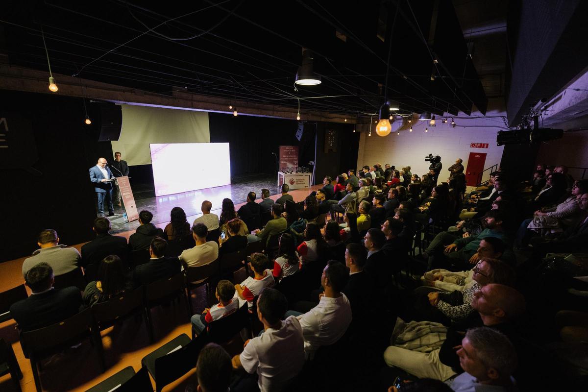 Multitudinària assistència a l'acte celebrat al centre cultural La Rambleta de València