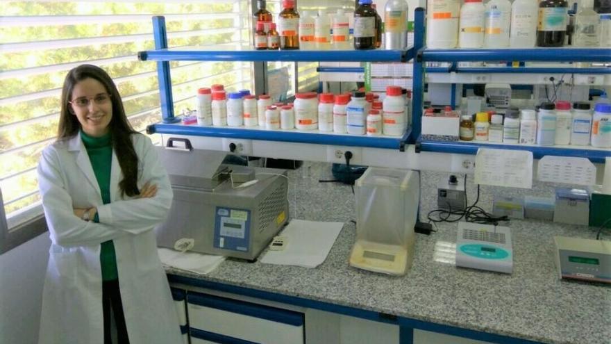 Elena Fernández, en el laboratorio