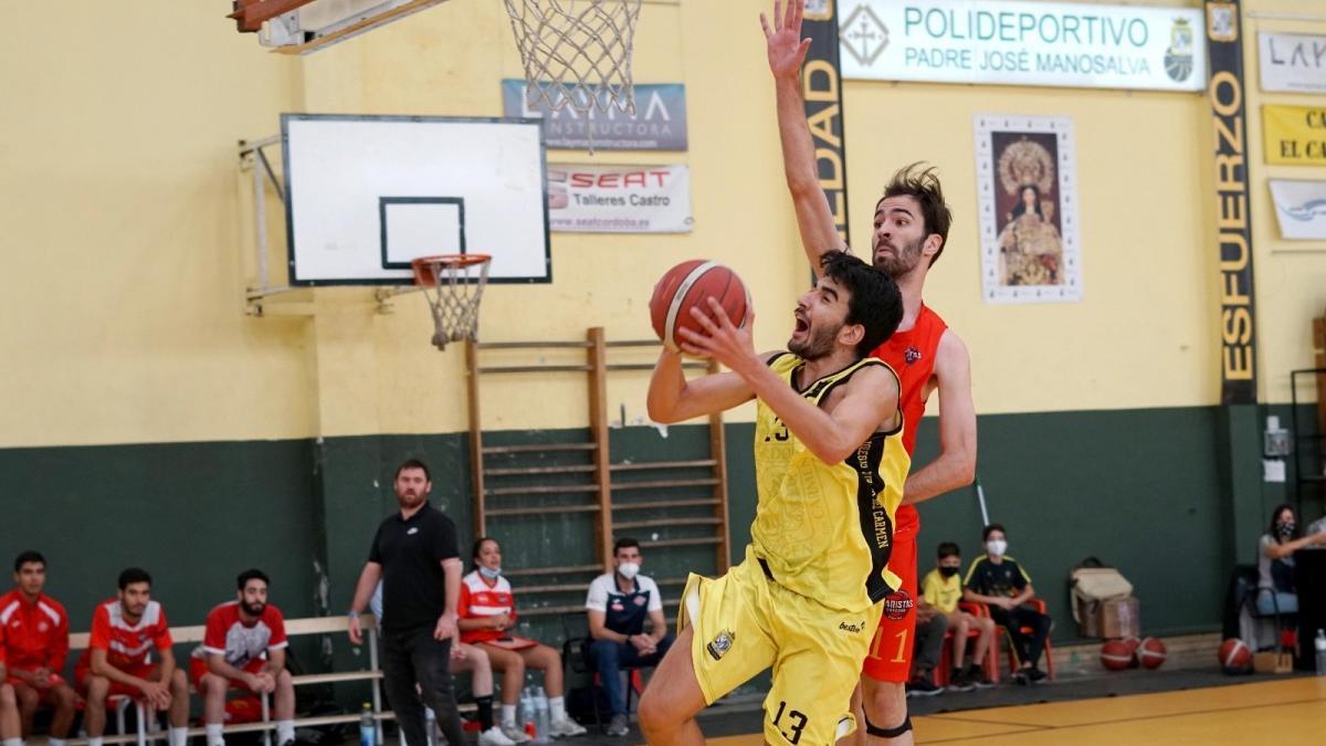 Francisco Martín (El Carmen) intenta un lanzamiento ante Daniel Armenteros (Maristas).