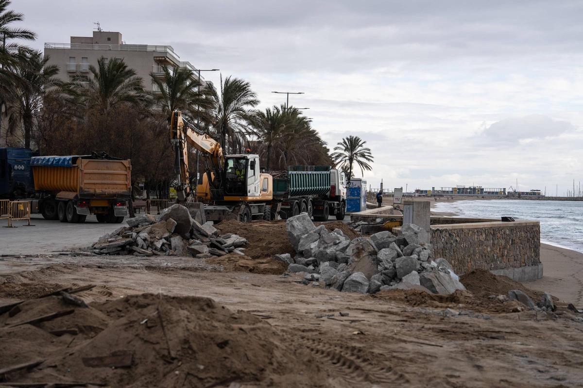 Calafell desmonta parte de su paseo marítimo para devolver espacio tomado a la playa