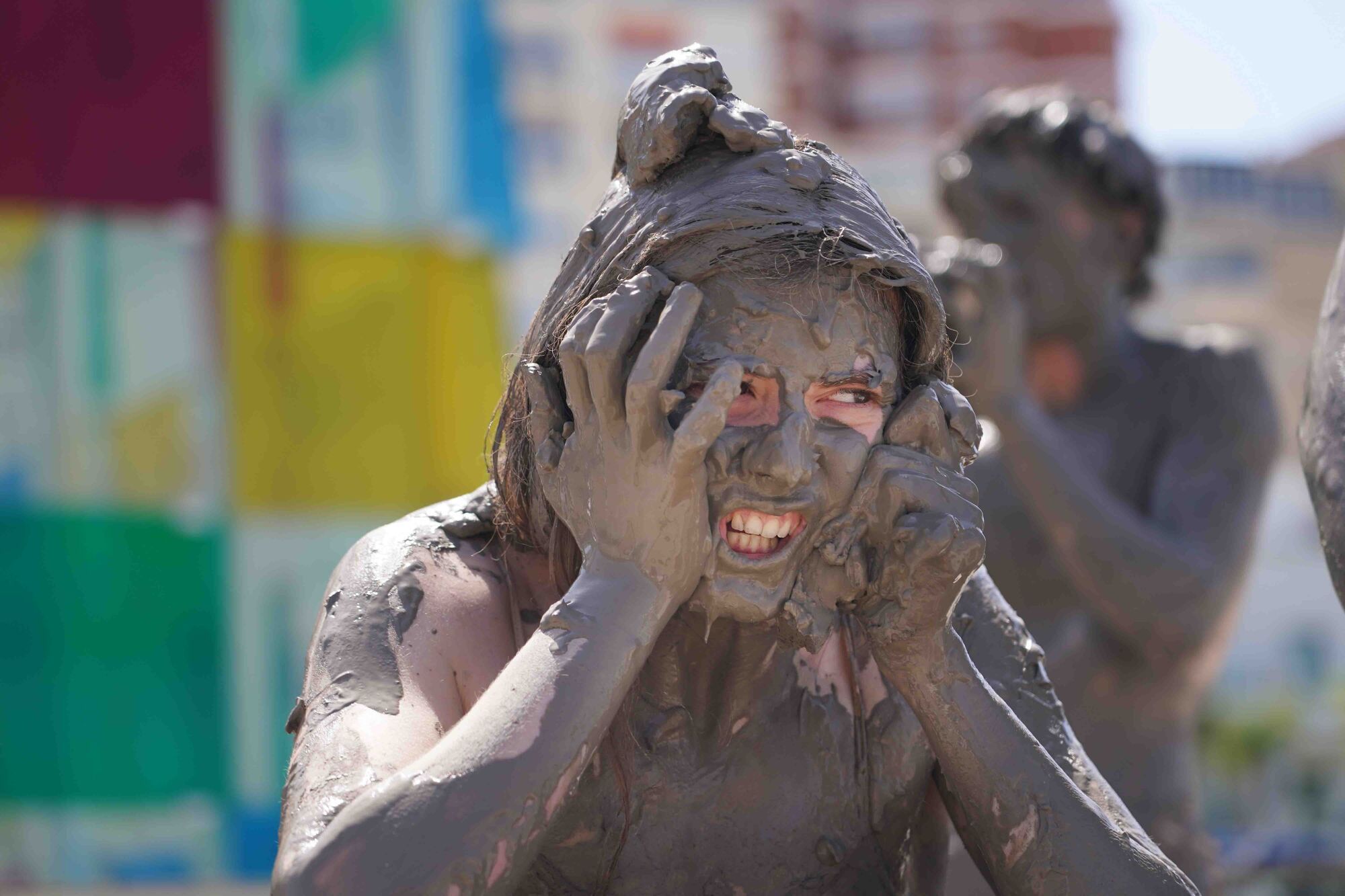 La compañía catalana está hasta este domingo en la capital con su obra ‘SONS: ser o no ser’, de la que este jueves representó un acto en el Muelle 1. 