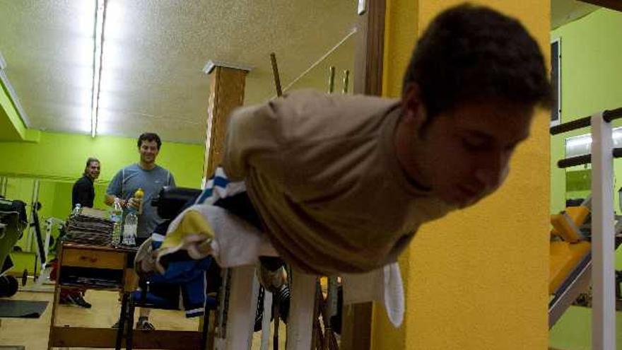 Tres jóvenes se ejercitan en un gimnasio de la ciudad