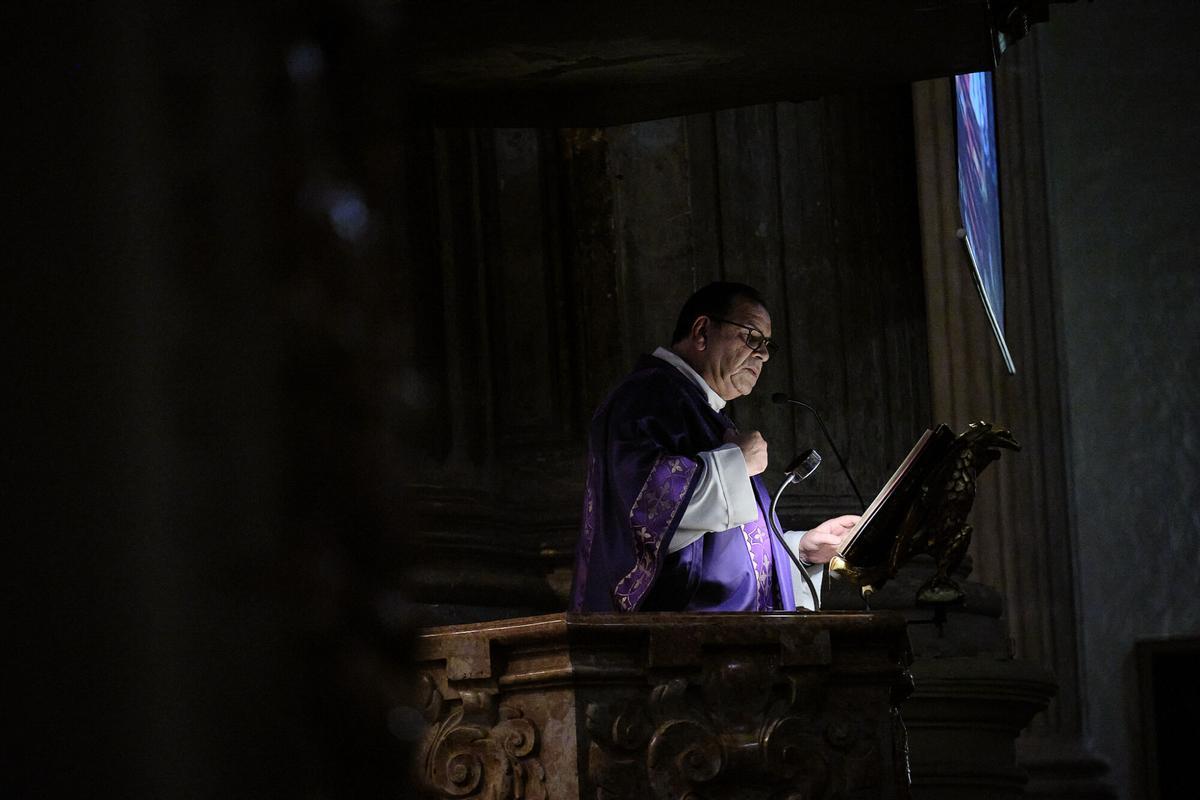 El obispo de Málaga, José Antonio Satué, ha recordado a todas las víctimas del accidente ferroviario de Adamuz (Córdoba) durante una misa que se ha celebrado este domingo en la Catedral Basílica de la Encarnación